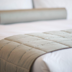 Letto con trapuntina color sabbia